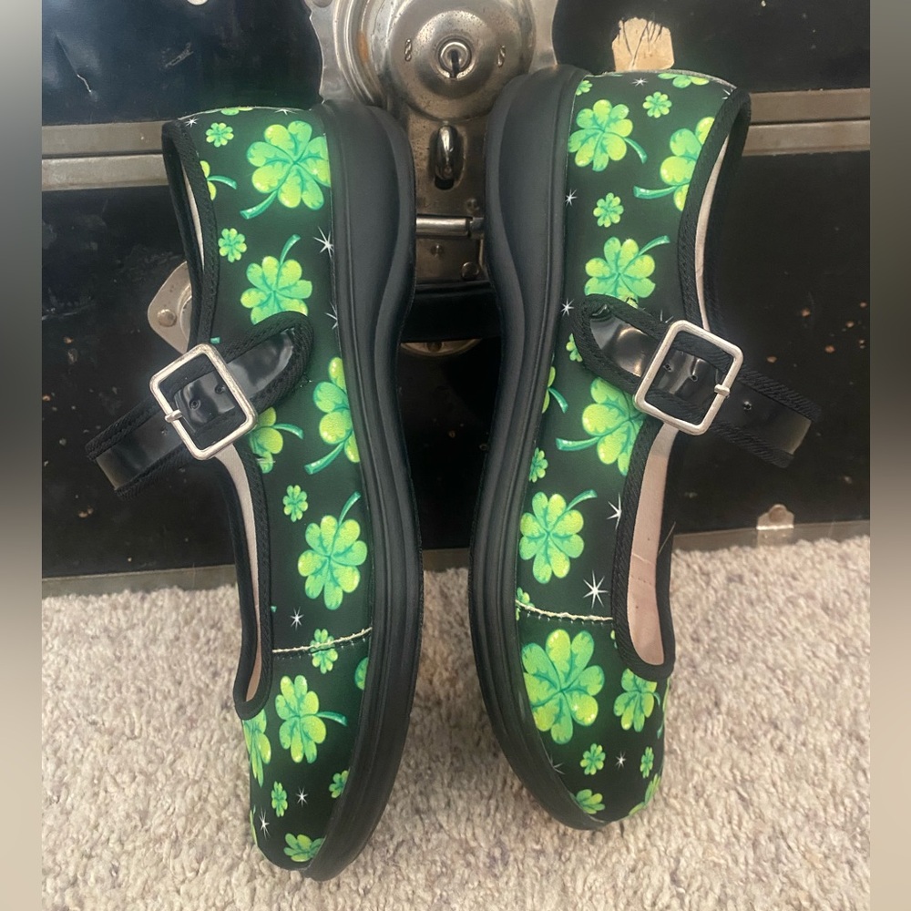 Mary Jane Shoes with Green Clover Pattern size 8M - Picture 3 of 4